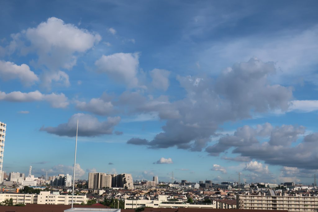 夏のような秋の空